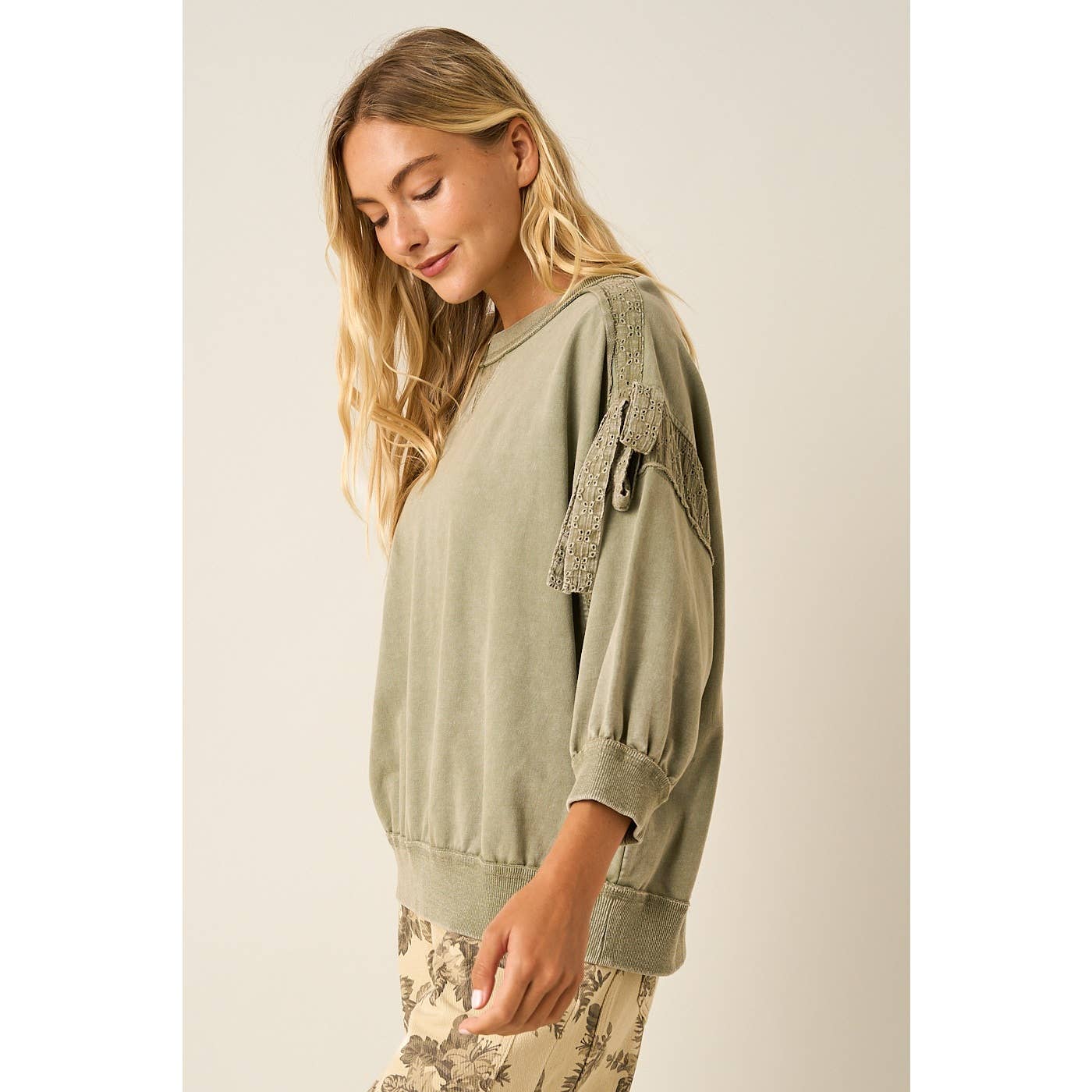 BOW APPLIQUE LONG SLEEVE SWEATSHIRT