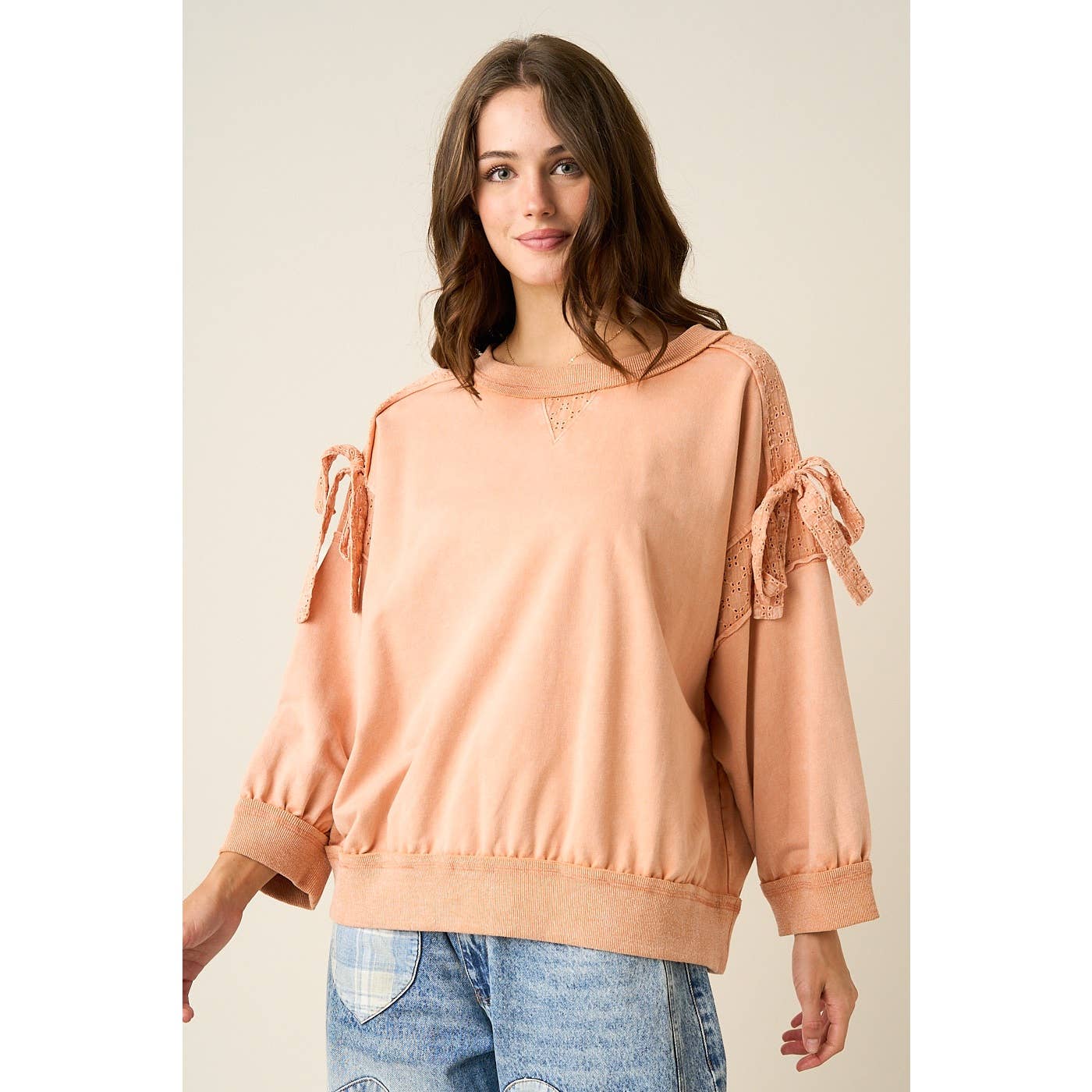 BOW APPLIQUE LONG SLEEVE SWEATSHIRT
