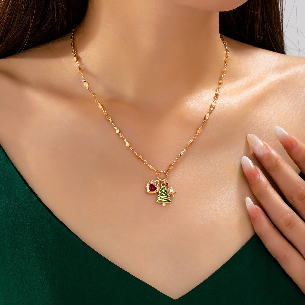 JOSSLYN by wall to wall - Cluster Christmas Tree and Heart Charm Necklace | 80N93294