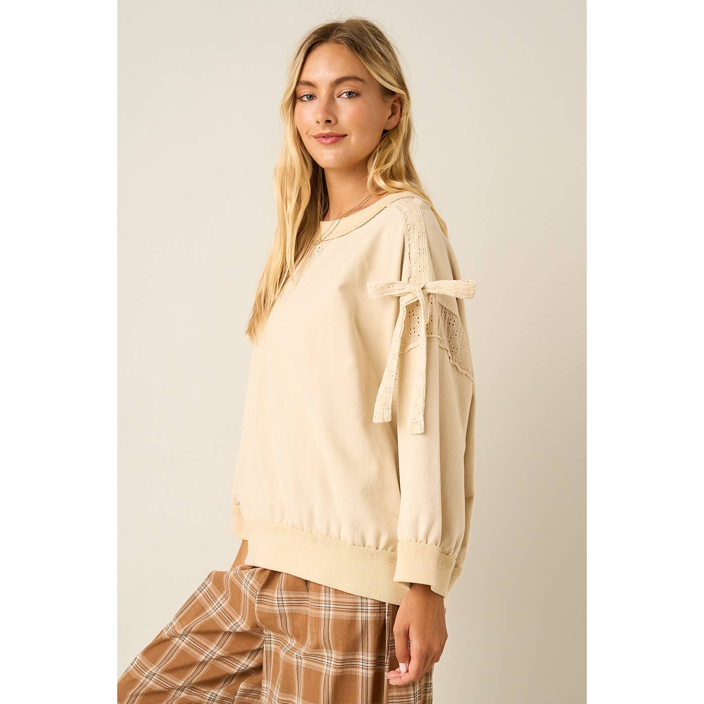 BOW APPLIQUE LONG SLEEVE SWEATSHIRT