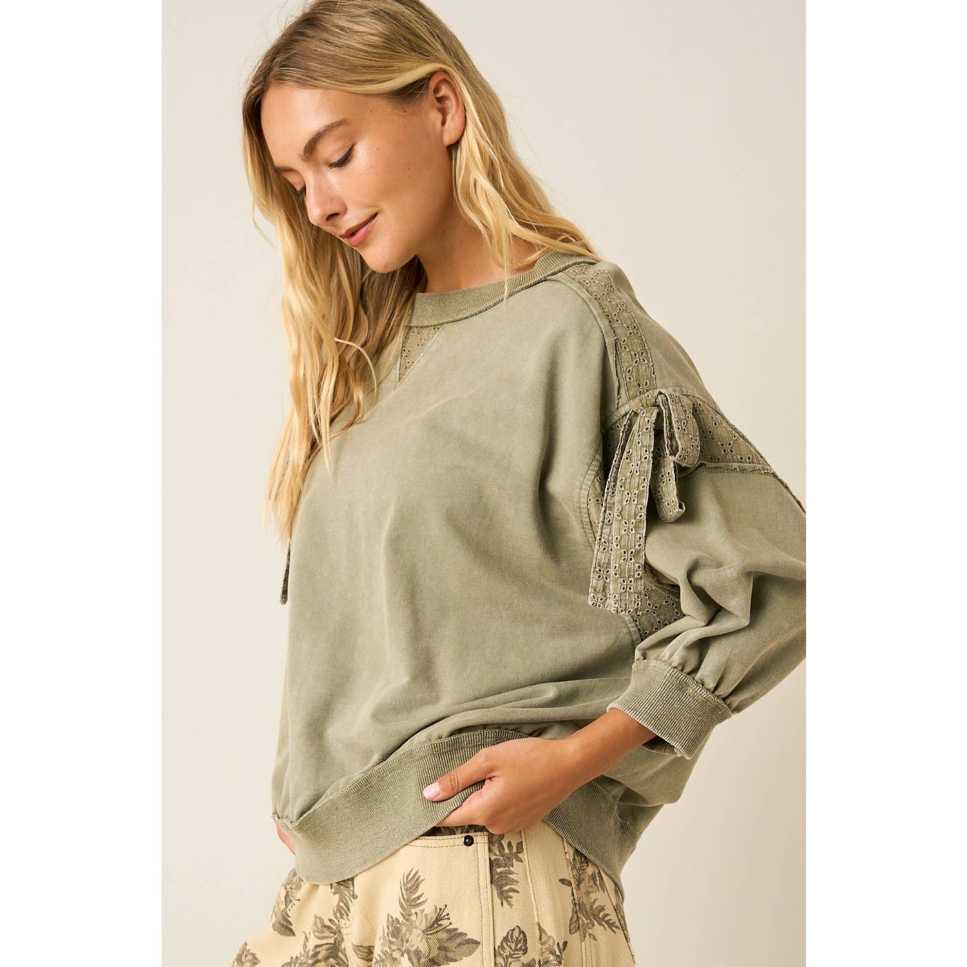 BOW APPLIQUE LONG SLEEVE SWEATSHIRT