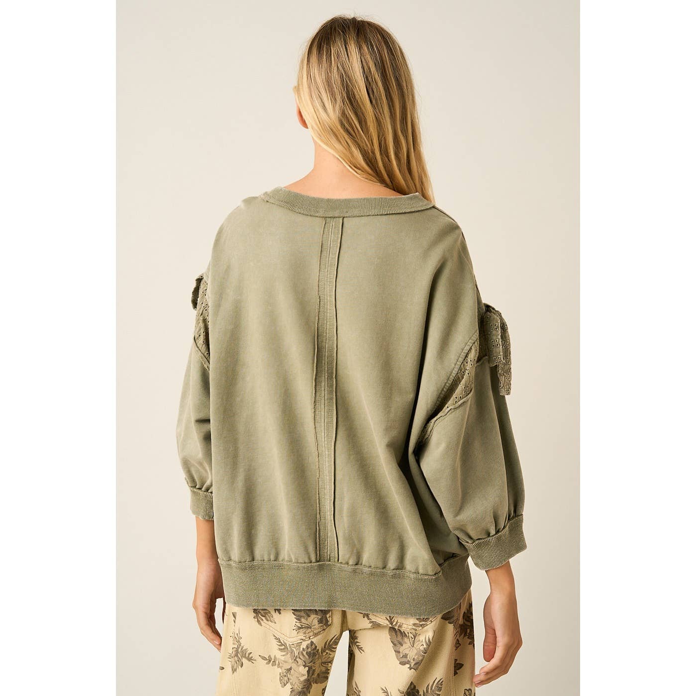 BOW APPLIQUE LONG SLEEVE SWEATSHIRT
