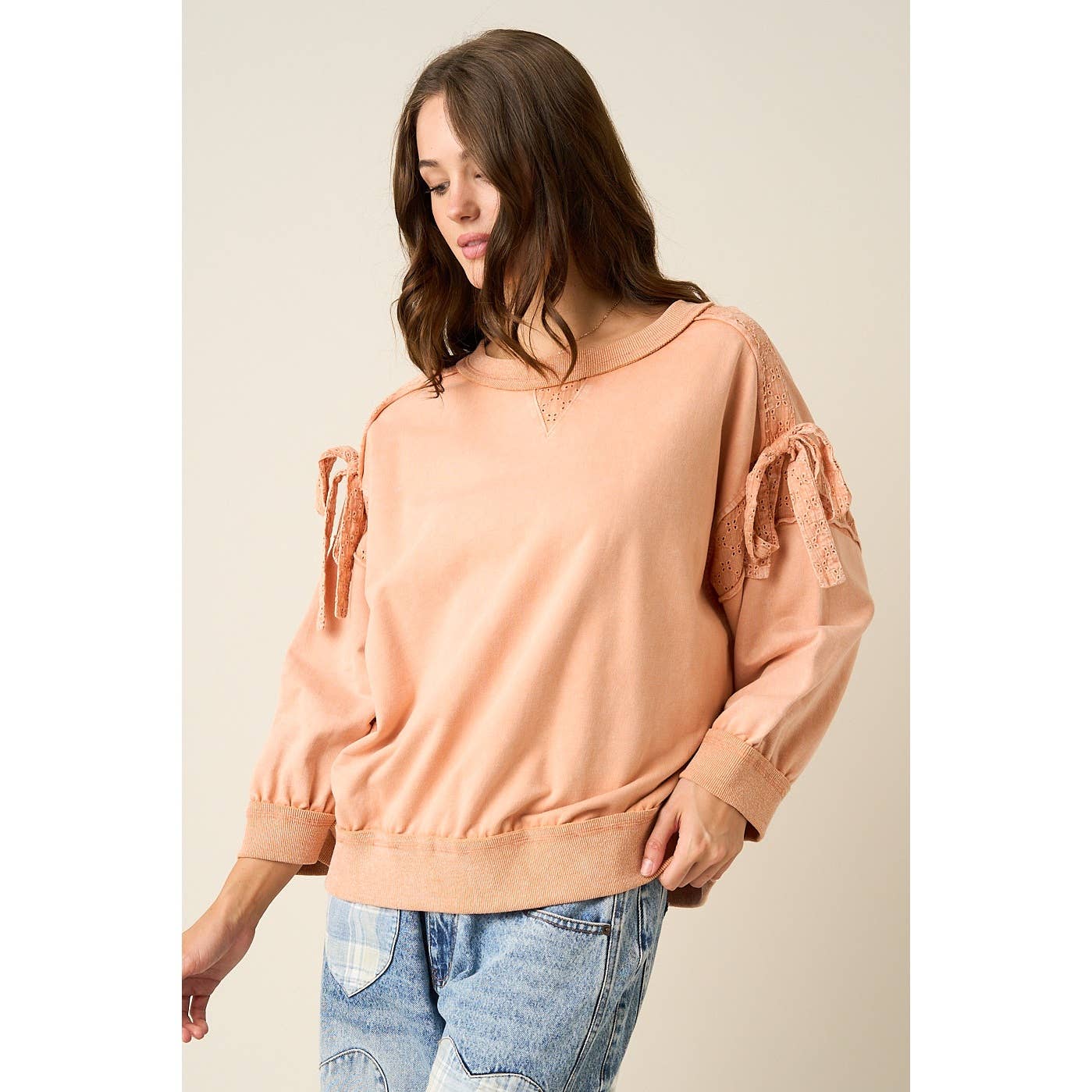 BOW APPLIQUE LONG SLEEVE SWEATSHIRT