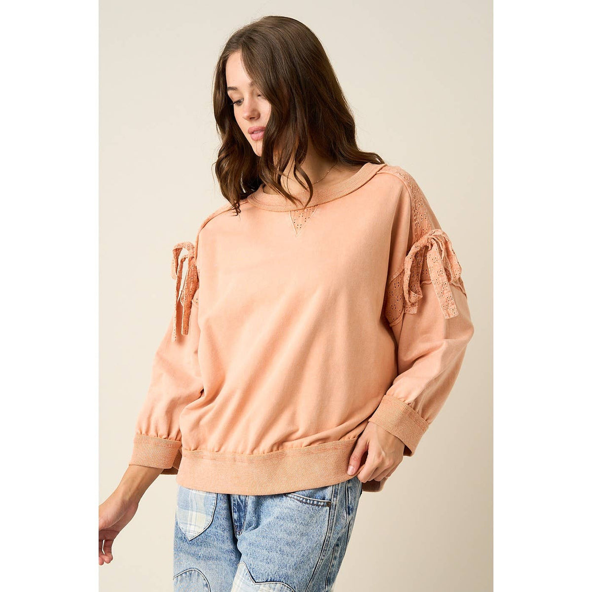 BOW APPLIQUE LONG SLEEVE SWEATSHIRT