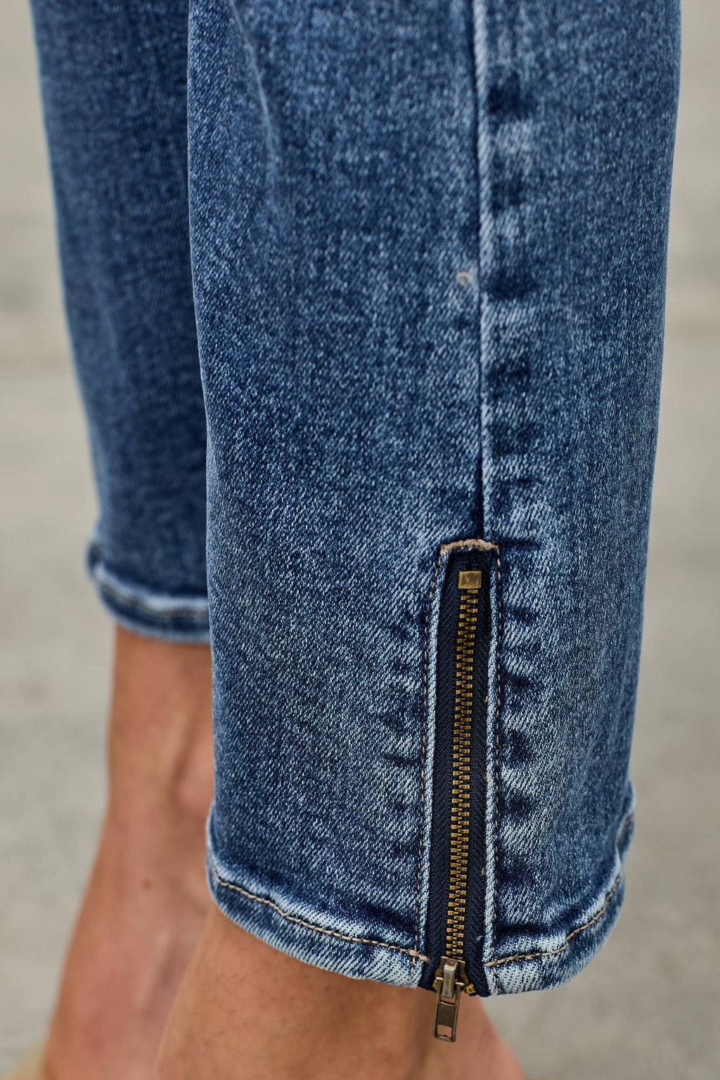 SAIGE DENIM MID RISE SKINNY CROP