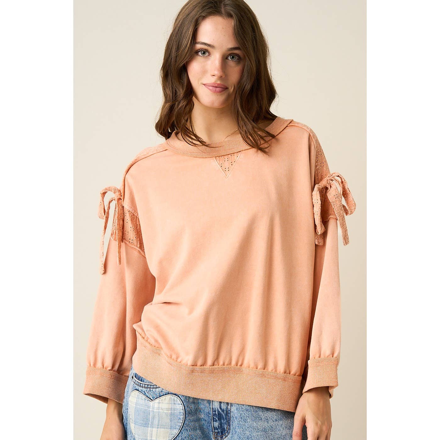BOW APPLIQUE LONG SLEEVE SWEATSHIRT