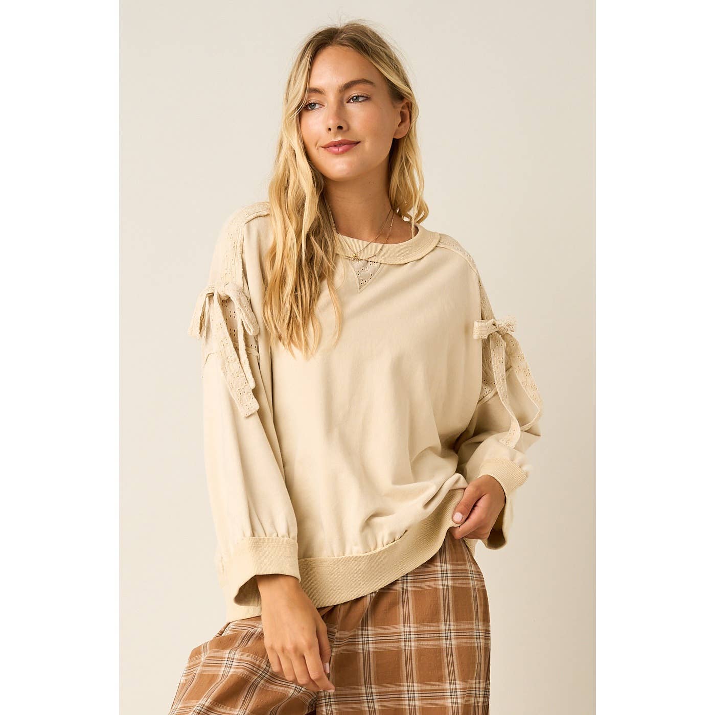 BOW APPLIQUE LONG SLEEVE SWEATSHIRT