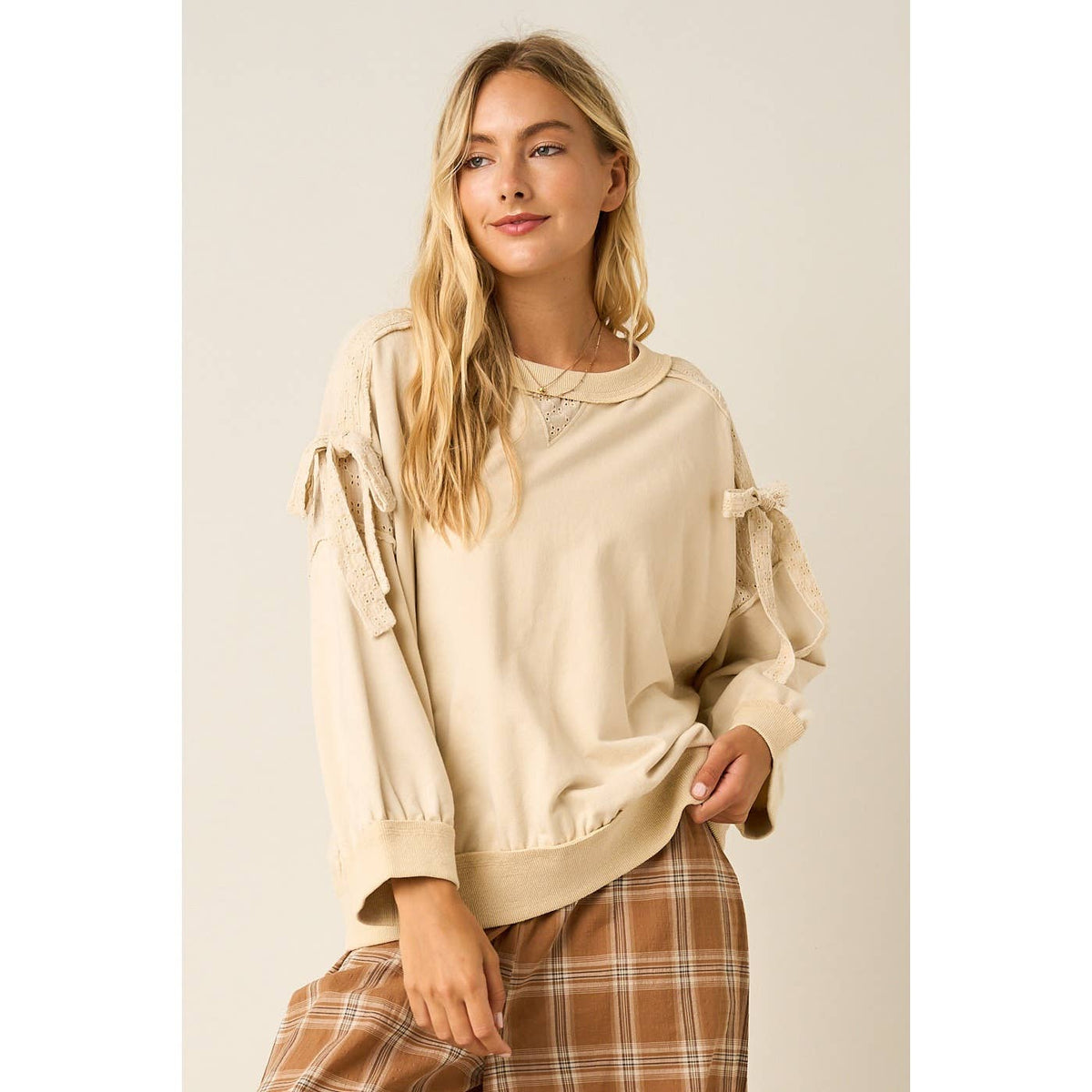 BOW APPLIQUE LONG SLEEVE SWEATSHIRT