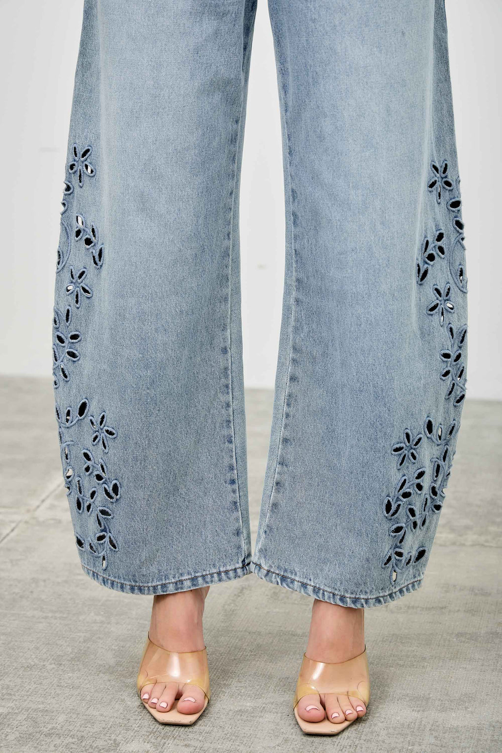 HIGH RISE LOW CURVE BARREL WITH EMBROIDERY Saige Denim