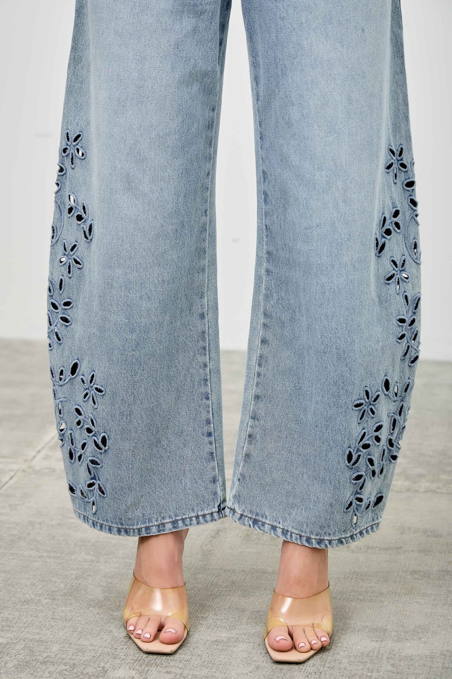 HIGH RISE LOW CURVE BARREL WITH EMBROIDERY Saige Denim