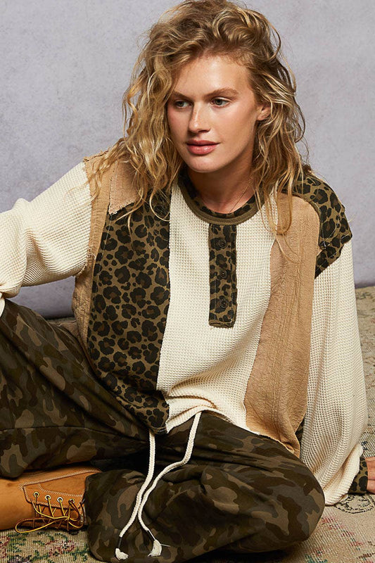 Pol Clothing - Round neck thermal printed contrast knit top