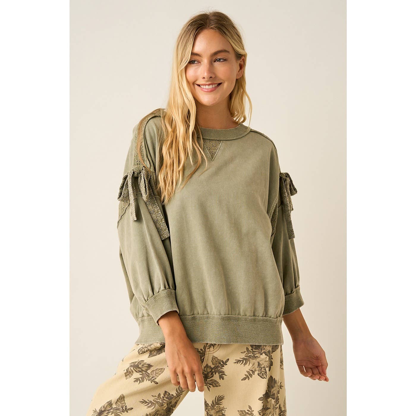 BOW APPLIQUE LONG SLEEVE SWEATSHIRT