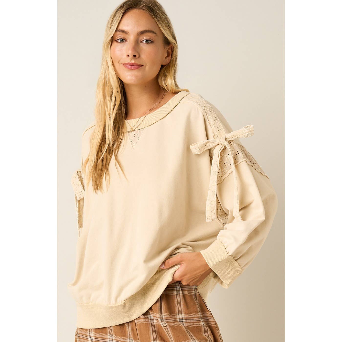 BOW APPLIQUE LONG SLEEVE SWEATSHIRT