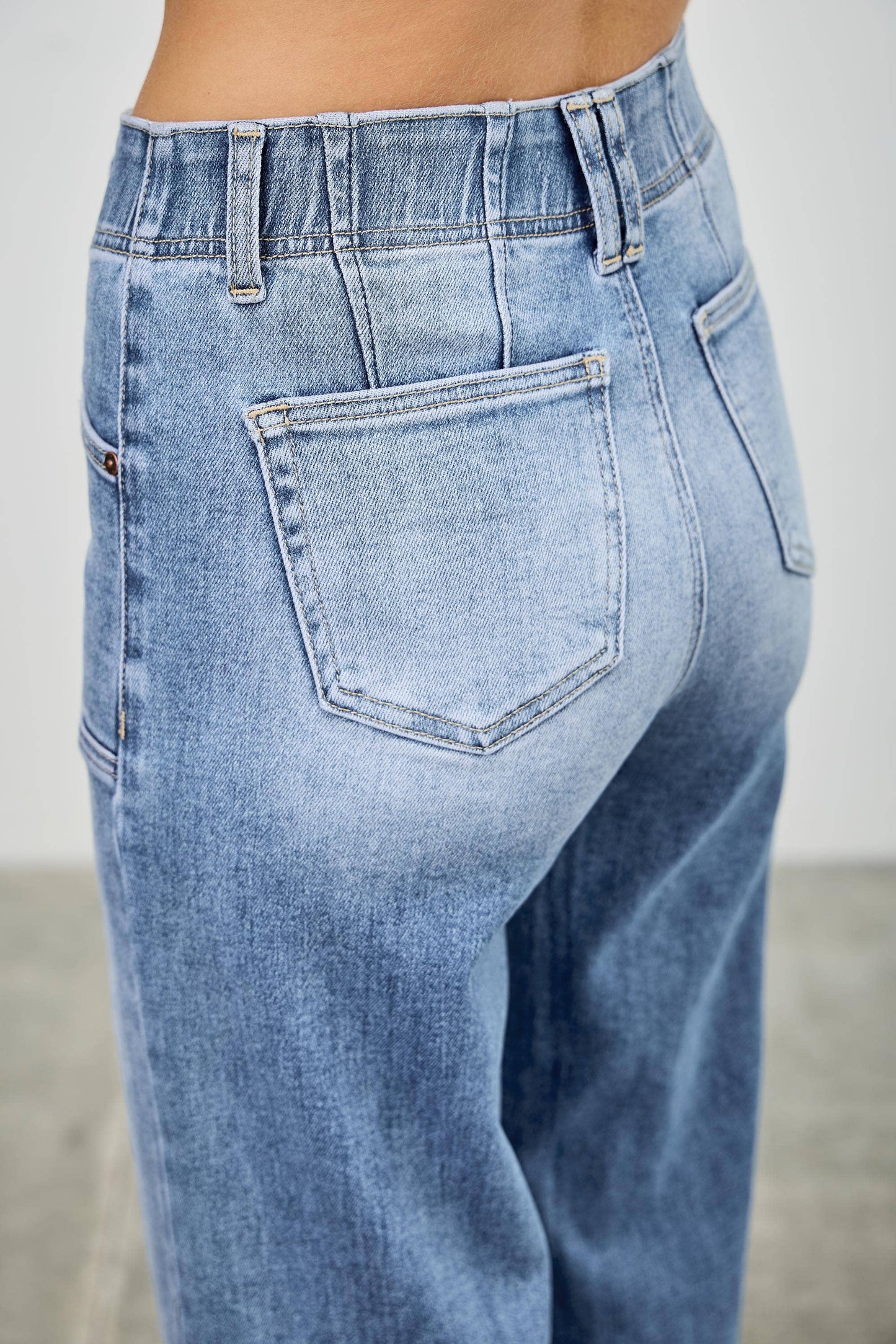 HIGH RISE CROP STRAIGHT WITH DOUBLE BUTTON SAIGE DENIM