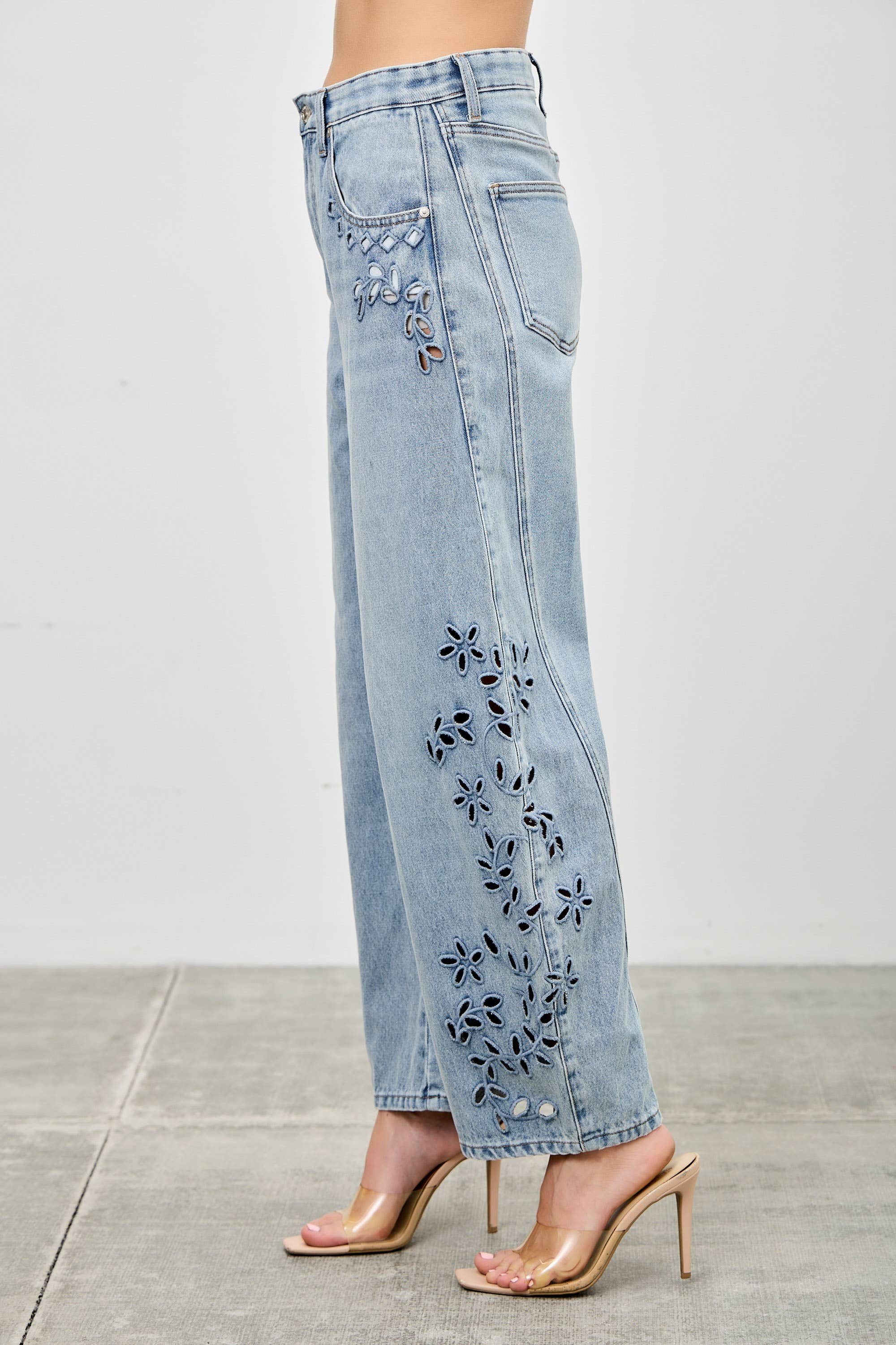 HIGH RISE LOW CURVE BARREL WITH EMBROIDERY Saige Denim