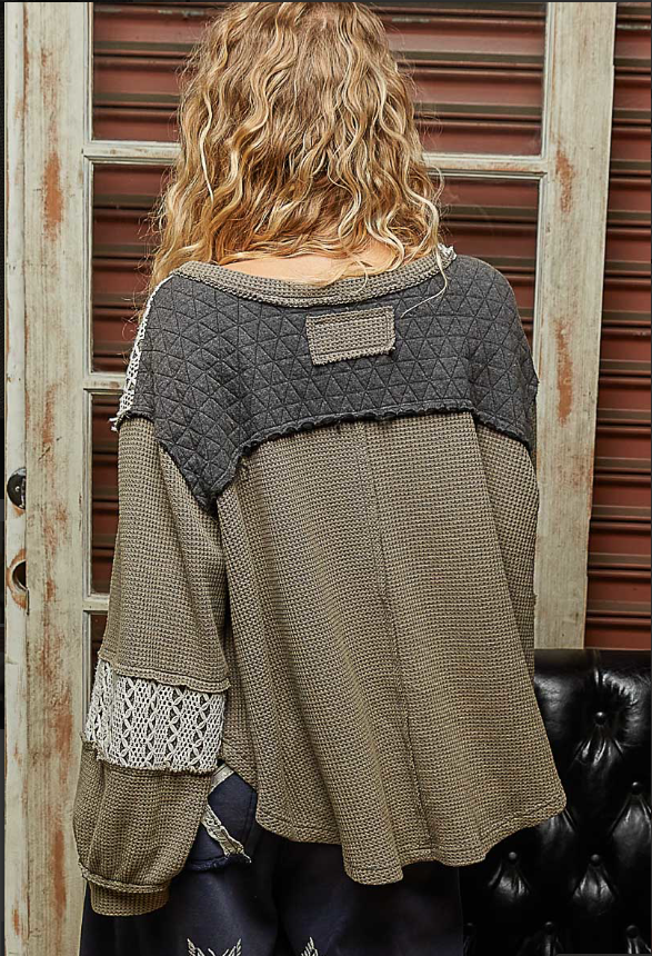 Pol  V-neck balloon sleeve relaxed fit top in thermal with crochet and quilting patch